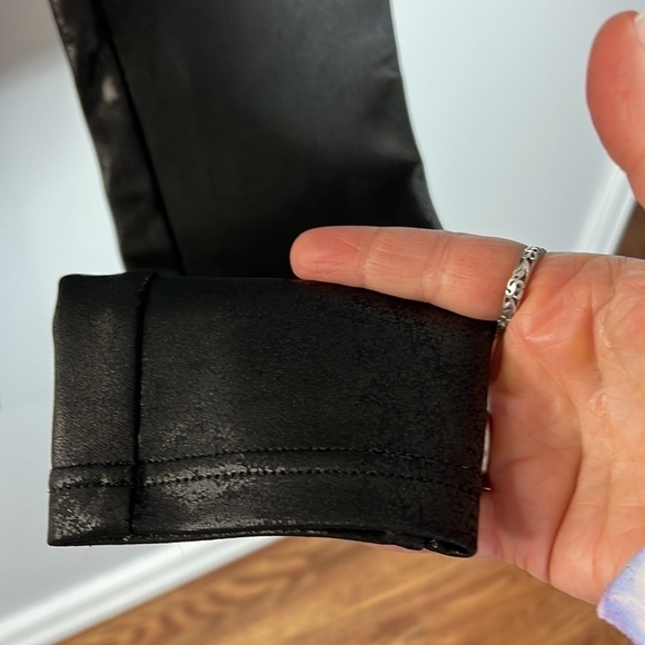 HUE distressed leatherette leggings, black size medium EUC - Picture 4 of 9